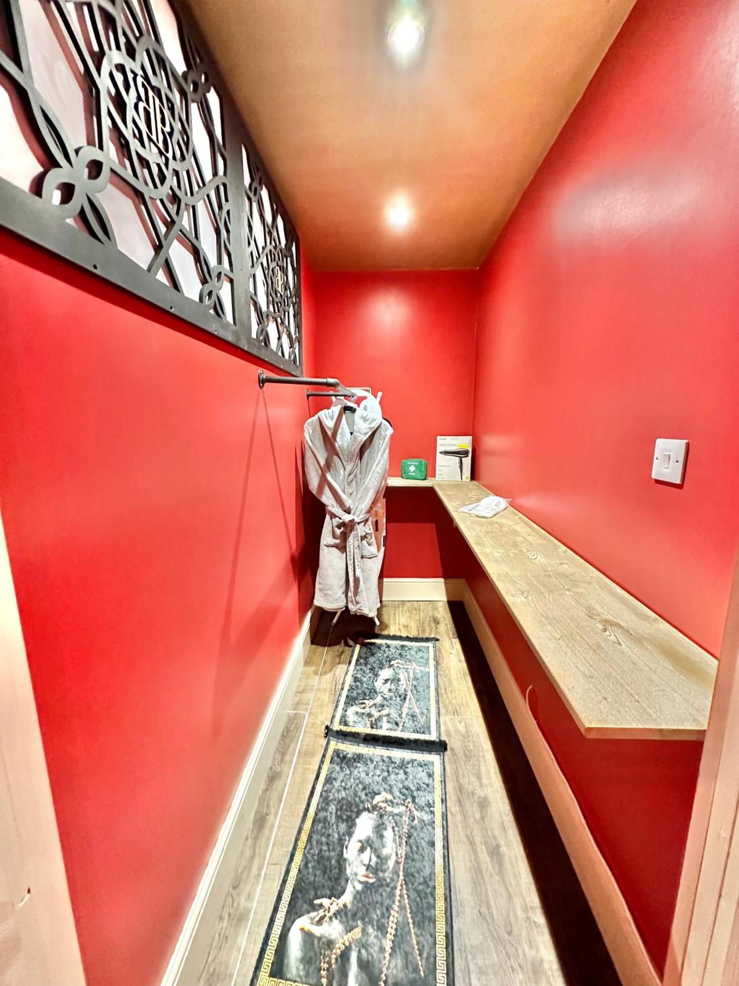 Beyond - Romantic Basement Apartment - Close To Beach - With Parking Bournemouth Exterior foto