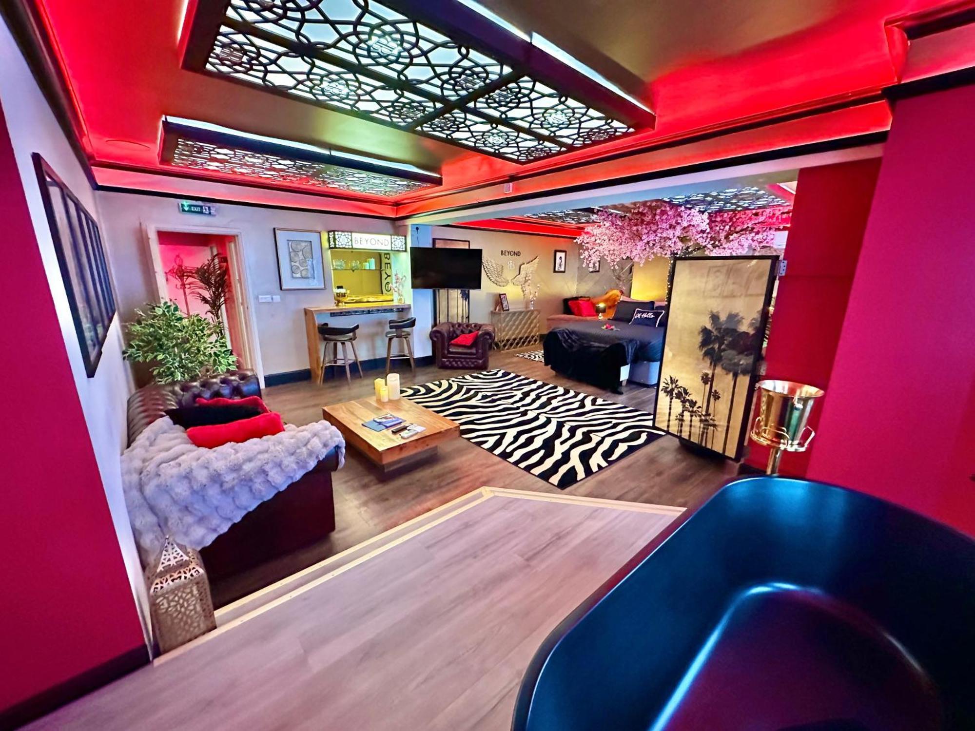 Beyond - Romantic Basement Apartment - Close To Beach - With Parking Bournemouth Exterior foto